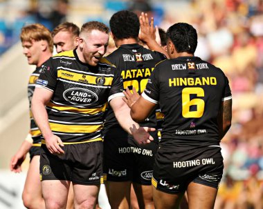 York Knights RLFC 'den Connor Fitzsimmons ve York Knights RLFC' den Ata Hingano, 29 Haziran 2025 'te LNER Community Stadyumu' nda düzenlenen Betfred Şampiyonası 'nda York Knights RLFC' den Connor Bailey 'nin attığı golü kutluyorlar.