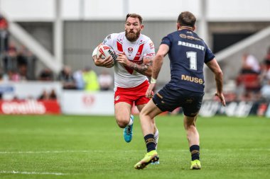 St. Helens takımından Daryl Clark, 29 Haziran 2025 'te St Helens ile Salford Red Devils arasında oynanan Betfred Süper Lig karşılaşmasında topa vuruyor.