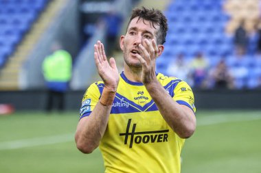 Warrington Wolves 'tan Stefan Ratchford, 28 Haziran 2025' te İngiltere 'nin Warrington kentinde oynanan Betfred Süper Lig 16. Maçı' nda taraftarları alkışlıyor.
