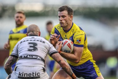 Warrington Wolves takımından Lachlan Fitzgibbon, 28 Haziran 2025 'te İngiltere' nin Warrington Stadyumu 'nda oynanan Betfred Süper Lig karşılaşmasında Hull FC takımından Zak Hardaker ile karşılaştı.