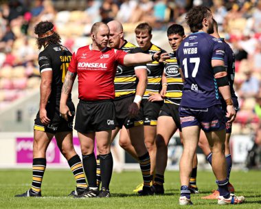 Hakem Kevin Moore, 29 Haziran 2025 'te LNER Halk Stadyumu' nda oynanan Betfred Şampiyonası maçında Featherstone Rovers 'a karşı York City Knights maçında Featherstone' u eleştiriyor.