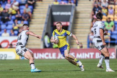 Warrington Wolves takımından Matt Dufty, 28 Haziran 2025 tarihinde Warrington Jones Stadyumu 'nda oynanan 16. Warrington Wolves vs Hull FC karşılaşmasında topa vuruyor.