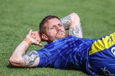 Warrington Wolves 'tan Marc Sneyd, maç öncesi ısınma turunda, 28 Haziran 2025' te İngiltere 'nin Warrington şehrinde oynanan Betfred Süper Ligi karşılaşmasında Warrington Wolves vs Hull FC' ye karşı.