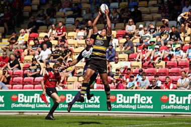 York Şövalyeleri 'nin Piskoposu Ben Jones-RLFC Betfred Şampiyonası' nda Gareth Gale 'in, York City Knights - Featherstone Rovers maçında LNER Community Stadyumu, York, Birleşik Krallık, 2025' te attığı top karşısında baskı görüyor.