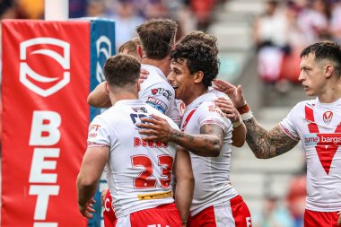 St. Helens 'li Tristan Sailor, 29 Haziran 2025' te St Helens ile Salford Red Devils arasında oynanan Betfred Süper Lig karşılaşmasında şansını kutluyor.