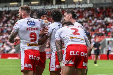 St. Helens takımından Kyle Feldt, 29 Haziran 2025 'te St Helens - Salford Red Devils maçında oynanan Betfred Süper Lig karşılaşmasını kutluyor.