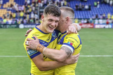 Warrington Wolves 'tan Matt Dufty ve Warrington Wolves' tan Josh Thewlis, 28 Haziran 2025 'te Warrington, İngiltere' deki Halliwell Jones Stadyumu 'nda oynanan 16.