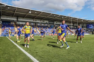 Warrington oyuncuları, 28 Haziran 2025 'te Warrington Wolves vs Hull FC ile oynanan Betfred Süper Ligi karşılaşmasında ısınmaya başladılar.