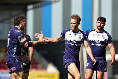 Featherstone Rovers 'dan Ben Reynolds, Betfred Şampiyonası maçında Featherstone Rovers' dan Clay Webb 'e beşlik çaktı. York City Knights, Featherstone Rovers' a karşı LNER Community Stadyumu, York, Birleşik Krallık, 29 Haziran 2025