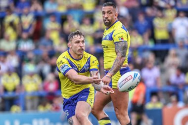 Warrington Wolves 'tan Sam Powell, 28 Haziran 2025' te İngiltere 'nin Warrington kentinde oynanan 16. Betfred Süper Ligi karşılaşmasında pas veriyor.