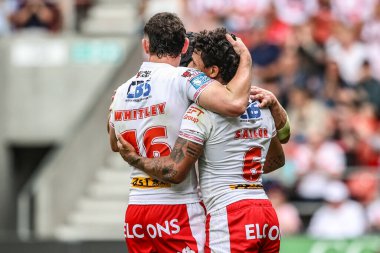 St. Helens 'li Tristan Sailor, 29 Haziran 2025' te St Helens ile Salford Red Devils arasında oynanan Betfred Süper Lig karşılaşmasında şansını kutluyor.