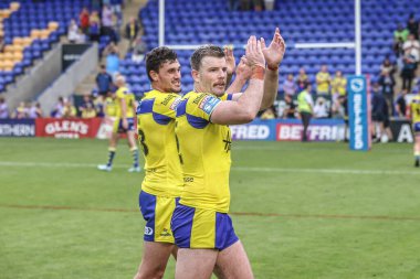 Warrington Wolves 'tan Sam Stone ve Warrington Wolves' tan Lachlan Fitzgibbon, 28 Haziran 'da Warrington, İngiltere' deki Halliwell Jones Stadyumu 'nda oynanan 16. 