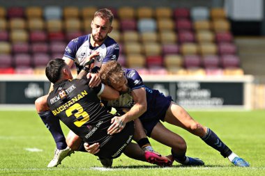 Featherstone Rovers takımından Ben Reynolds ve Featherstone Rovers takımından Connor Jones, New York Knights RLFC 'den Kieran Buchanan' ı Betfred Championship maçında yendiler.
