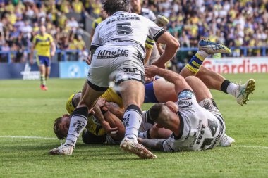 Warrington Wolves 'tan Sam Powell, 28 Haziran 2025' te Warrington Jones Stadyumu 'nda oynanan 16. Warrington Wolves vs Hull FC karşılaşmasında bir deneme için sahaya çıkıyor.