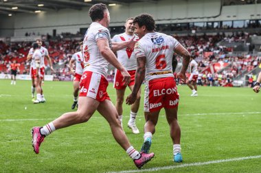 St. Helens 'li Tristan Sailor, 29 Haziran 2025' te St Helens ile Salford Red Devils arasında oynanan Betfred Süper Lig karşılaşmasında şansını kutluyor.