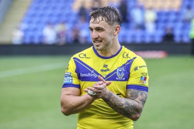 Warrington Wolves 'tan Sam Powell, 28 Haziran 2025' te Warrington, İngiltere 'de oynanan Betfred Süper Lig 16. Maçı' nda taraftarları alkışlıyor.