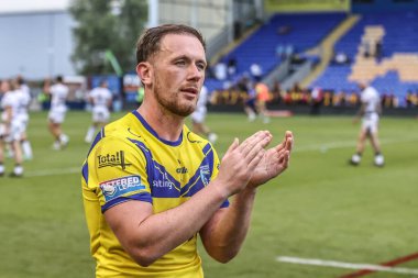 Warrington Wolves 'tan Ben Currie, 28 Haziran 2025' te İngiltere 'nin Warrington kentinde oynanan Betfred Süper Lig 16. Maçı' nda taraftarları alkışlıyor.