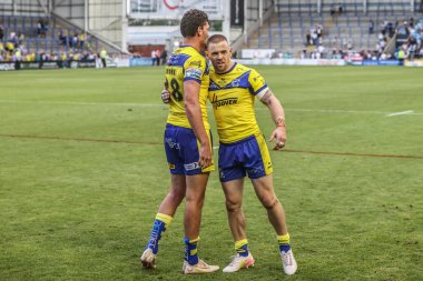 Warrington Wolves 'tan Sam Stone, Warrington Wolves' tan Matt Dufty ile el sıkışıyor. Maçtan sonra Betfred Süper Lig 16. Maç 'ta Warrington Wolves, Hull FC' ye karşı Halliwell Jones Stadyumu, Warrington, İngiltere, 28 Haziran 2025