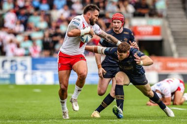 St. Helens takımından Kyle Feldt, 29 Haziran 2025 'te St Helens ile Salford Red Devils arasındaki Betfred Süper Lig karşılaşmasında topa vuruyor.