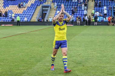 Warrington Wolves 'tan Marc Sneyd, 28 Haziran 2025' te İngiltere 'nin Warrington kentinde oynanan Betfred Süper Lig 16. Maçı' nda taraftarları alkışlıyor.