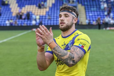 Warrington Wolves 'tan Connor Wrench, 28 Haziran 2025' te İngiltere 'nin Warrington kentinde oynanan Betfred Süper Lig 16. Maçı' nda taraftarları alkışlıyor.