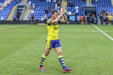 Warrington Wolves 'tan Marc Sneyd, 28 Haziran 2025' te İngiltere 'nin Warrington kentinde oynanan Betfred Süper Lig 16. Maçı' nda taraftarları alkışlıyor.