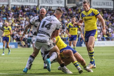 Warrington Wolves 'tan Sam Powell, 28 Haziran 2025' te Warrington Jones Stadyumu 'nda oynanan 16. Warrington Wolves vs Hull FC karşılaşmasında bir deneme için sahaya çıkıyor.