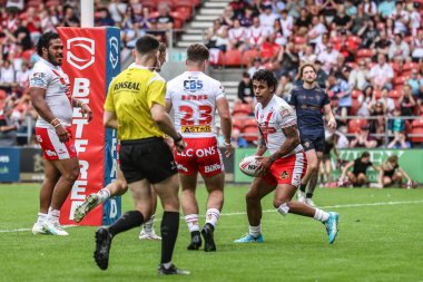St. Helens 'ten Jake Burns, St. Helens' ten takım arkadaşı Jake Burns 'e pas veriyor. Böylece Betfred Süper Lig 16. Maçı' nda St Helens, Salford Red Devils 'e karşı. Tamamen Wicked Stadyumu, St Helens, Birleşik Krallık, 29 Haziran 2025' de oynayabilecek.