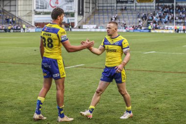 Warrington Wolves 'tan Sam Stone, Warrington Wolves' tan Matt Dufty ile el sıkışıyor. Maçtan sonra Betfred Süper Lig 16. Maç 'ta Warrington Wolves, Hull FC' ye karşı Halliwell Jones Stadyumu, Warrington, İngiltere, 28 Haziran 2025