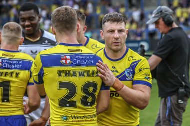Warrington Wolves 'tan Jake Thewlis, 28 Haziran 2025' te Warrington, İngiltere 'deki Halliwell Jones Stadyumu' nda oynanan Betfred Süper Lig maçından sonra Warrington Wolves 'la el sıkışıyor.