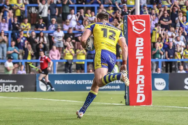 Warrington Wolves takımından Lachlan Fitzgibbon, 28 Haziran 2025 'te Warrington, Warrington' da oynanan Betfred Süper Ligi 16.