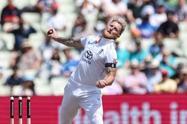 İngiltere kaptanı Ben Stokes topu 2 Temmuz 2025 'te Birmingham, İngiltere' nin Edgbaston 'da Hindistan' a karşı oynadığı 1. Rothesay Test Maçı 'nda veriyor.