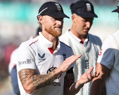 İngiltere kaptanı Ben Stokes, İngiltere 'nin Edgbaston, Birmingham, İngiltere' de 2 Temmuz 2025 'te oynanan 1. Rothesay Test Maçı' nda oyuncularını alkışlıyor.