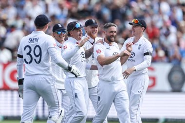 İngiliz Chris Woakes, İngiltere 'nin Edgbaston, Birmingham, İngiltere' de 2 Temmuz 2025 'te oynanan 1. Rothesay Test Maçı' nda Hintli KL Rahul 'u kutluyor.