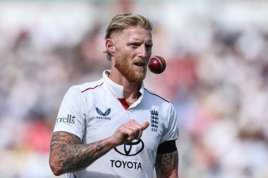 İngiltere kaptanı Ben Stokes, 2 Temmuz 2025 'te Birmingham, İngiltere' nin Edgbaston 'da Hindistan' a karşı oynanan 1. Rothesay Test Maçı 'nda topu hokkabazlık yapıyor.