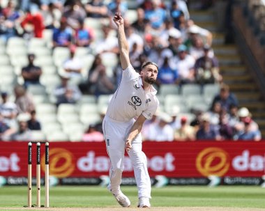 İngiltere 'den Chris Woakes topu 2 Temmuz 2025' te İngiltere 'nin Hindistan' a karşı Edgbaston, Birmingham 'da yaptığı 1. Rothesay Test Maçı' nda veriyor.