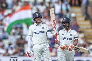 Hindistan kaptanı Shubman Gill, İngiltere 'nin Edgbaston, Birmingham, İngiltere' de 2 Temmuz 2025 'te oynanan 1. Rothesay Test Maçı' nda yarım asır (50 koşu) koşusunu kutluyor.