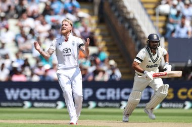 İngiltere kaptanı Ben Stokes, 2 Temmuz 2025 'te İngiltere' nin Edgbaston, Birmingham 'da Hindistan' a karşı oynadığı 1. Rothesay Test Maçı 'nda sahacılarına tepki gösterdi.