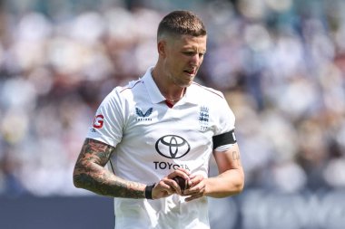 İngiltere 'den Brydon Carse topu 2. Rothesay Deneme Maçı 1. İngiltere Hindistan' a karşı Edgbaston, Birmingham, Birleşik Krallık, 2 Temmuz 2025