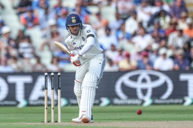Hindistan kaptanı Shubman Gill, İngiltere 'nin Edgbaston, Birmingham, İngiltere' de 2 Temmuz 2025 'te oynanan 1. Rothesay Test Maçı' nda Josh Dili 'nden bir topla karşı karşıya.
