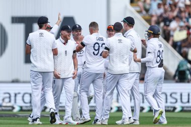 İngiltere 'den Brydon Carse ve İngiltere' den Jacob Bethell, İngiltere 'nin 2 Temmuz 2025' te Edgbaston, Birmingham 'da Hindistan' a karşı oynadığı 1. Rothesay Test Maçı 'nda Hintli Karun Nair' in kalesini kutluyorlar.