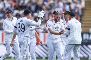 İngiliz Chris Woakes, İngiltere 'nin Edgbaston, Birmingham, İngiltere' de 2 Temmuz 2025 'te oynanan 1. Rothesay Test Maçı' nda Hintli KL Rahul 'u kutluyor.