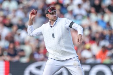 İngiltere 'den Joe Root topu 2. Rothesay Test Maçı 1. Günü' nde İngiltere 'nin Hindistan' a karşı Edgbaston, Birmingham, Birleşik Krallık 'ta 2 Temmuz 2025' te sahaya sürüyor.