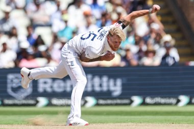 İngiltere kaptanı Ben Stokes topu 2 Temmuz 2025 'te Birmingham, İngiltere' nin Edgbaston 'da Hindistan' a karşı oynadığı 1. Rothesay Test Maçı 'nda veriyor.