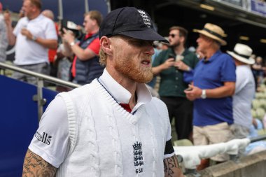 İngiltere kaptanı Ben Stokes, 2 Temmuz 2025 'te İngiltere' nin Hindistan 'a karşı Edgbaston, Birmingham, Birleşik Krallık' ta oynanan 1. Rothesay Test Maçı 'nda takımını yürütüyor.