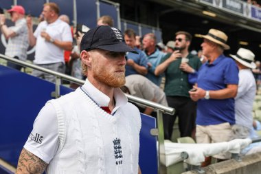 İngiltere kaptanı Ben Stokes, 2 Temmuz 2025 'te İngiltere' nin Hindistan 'a karşı Edgbaston, Birmingham, Birleşik Krallık' ta oynanan 1. Rothesay Test Maçı 'nda takımını yürütüyor.