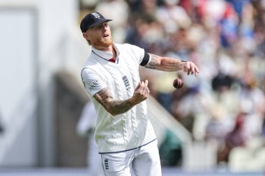 İngiltere kaptanı Ben Stokes topu 2. Rothesay Test Maçı 1. Günü 'nde İngiltere' nin Hindistan 'a karşı Edgbaston, Birmingham, Birleşik Krallık' ta 2 Temmuz 2025 'te attığı maçta atıyor.
