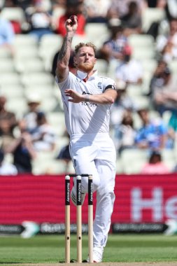 İngiltere kaptanı Ben Stokes topu 2 Temmuz 2025 'te Birmingham, İngiltere' nin Edgbaston 'da Hindistan' a karşı oynadığı 1. Rothesay Test Maçı 'nda veriyor.