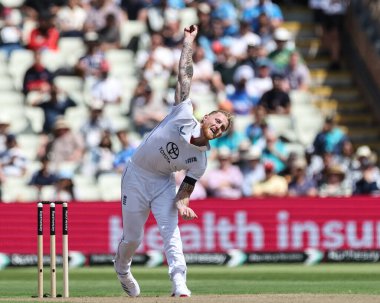 İngiltere kaptanı Ben Stokes topu 2 Temmuz 2025 'te Birmingham, İngiltere' nin Edgbaston 'da Hindistan' a karşı oynadığı 1. Rothesay Test Maçı 'nda veriyor.
