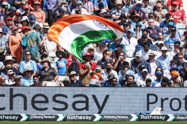 Hindistan 'ın yüzü boyalı bir taraftarı 2 Temmuz 2025' te İngiltere 'nin Hindistan' a karşı Edgbaston, Birmingham 'da oynadığı 1. Rothesay Test Maçı' nda Hindistan 'ın bayrağını dalgalandırdı.